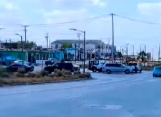 Accidente vial deja daños materiales en concurrida avenida