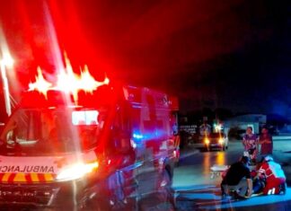 Unidad médica auxilia a victima tras haber sido atropellada