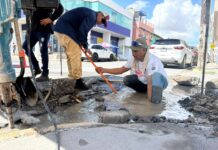 Trabaja COMAPA en reparación de fugas de agua potable en la Zona Centro