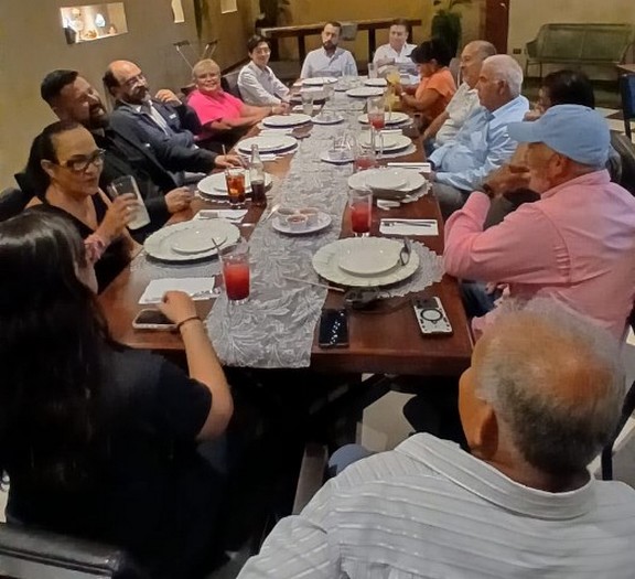 Alvarez Icaza arropa a Mauricio de