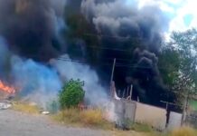 Arde vivienda y predio bomberos acuden a sofocarlo dejo daños materiales