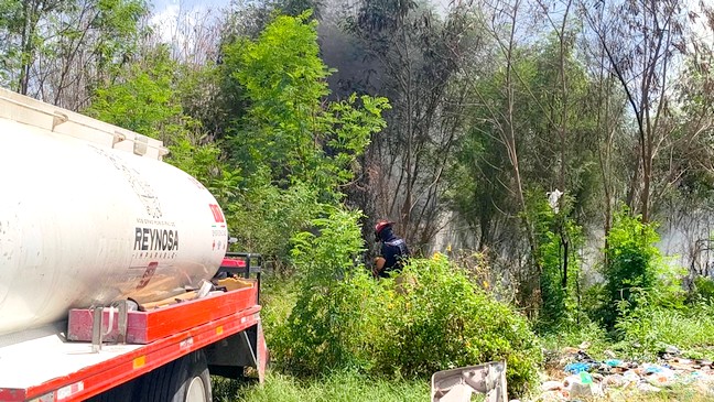 Bomberos sofocan incendio en predio baldío (3)