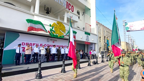 Desfilan Militares y ciudadanos los ovacionan (8)