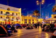 Fanáticos de Yuridia acuden desde la madrugada acampar para ver concierto