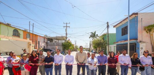 Inauguró Carlos Peña Ortiz pavimentación hidráulica de calle Industriales en Lomas del Villar