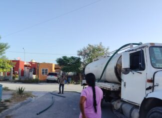 Abastecen de agua potable a familias por temporada de extremo calor en Reynosa