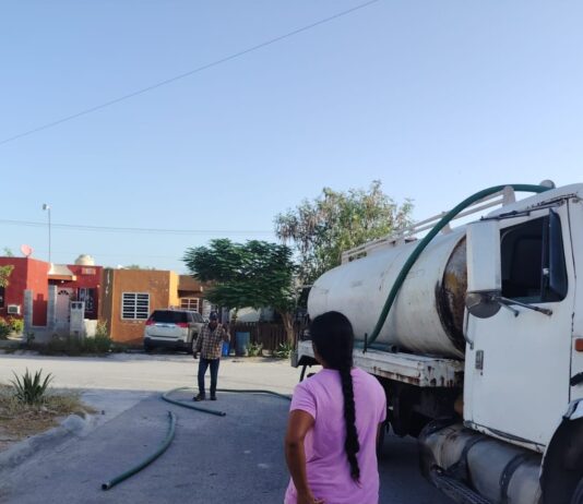 Abastecen de agua potable a familias por temporada de extremo calor en Reynosa