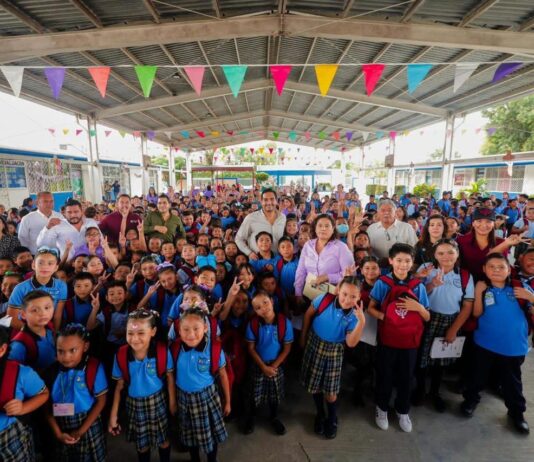 Entregó Carlos Peña Ortiz más de 500 mochilas con kits escolares en la primaria Iztaccíhuatl