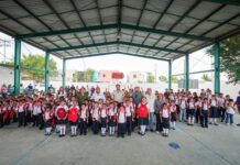 Entregó Carlos Peña Ortiz mochilas a estudiantes de la Primaria Lucio Blanco en Pirámides