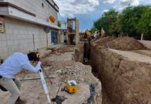 Continúa construcción de colector de alcantarillado en calle Mar Rojo