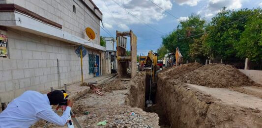 Continúa construcción de colector de alcantarillado en calle Mar Rojo