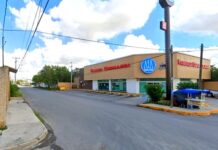 Ratero amaga a empleados de tienda para asaltar tienda y robarse el dinero