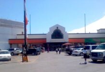 Rateros con violencia arrebatan vehículo a su victima