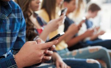 El uso adictivo y distractor de los celulares, detrás del retroceso de los alumnos evaluados por PISA