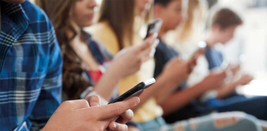 El uso adictivo y distractor de los celulares, detrás del retroceso de los alumnos evaluados por PISA