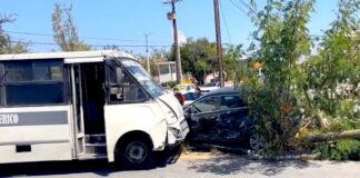 Se impactan unidades en la Longoria y dejan daños materiales