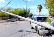 Se proyecta unidad contra poste y deja cuantiosos daños