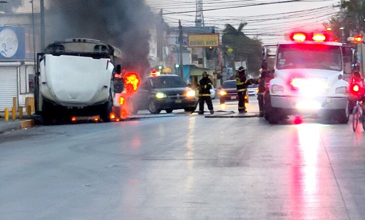 Se quema unidad del transporte bomberos sofocan incendio