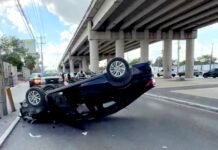 Volcadura de unidad ocasiona daños y caos vial