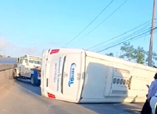 Vuelca unidad del transporte en carretera Río Bravo-Reynosa