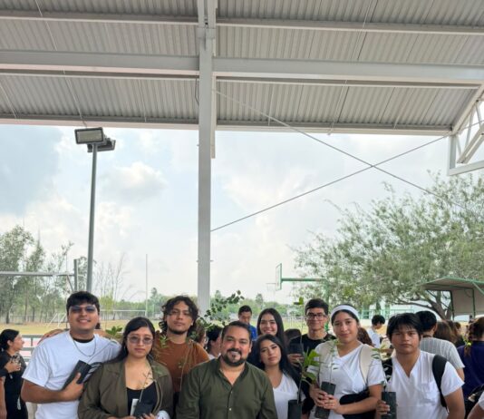 Realizan reforestación y entregan árboles a jóvenes estudiantes