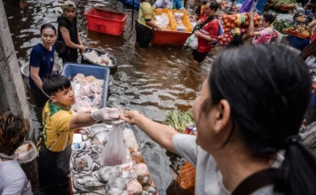Bangkok, Tailandia, regresa a la cotidianidad a pesar de que la ciudad sigue inundada luego de varios días de lluvia