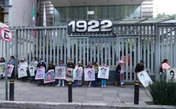 Padres de los 43 de Ayotzinapa protestan contra recomendación de la CNDH
