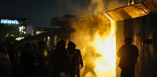 Petardos, bombas molotov y agresiones a medios en la marcha del 2 de octubre