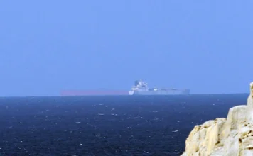 Tensión en el estrecho de Ormuz: Segundo superpetrolero se incendia tras chocar con una mina naval