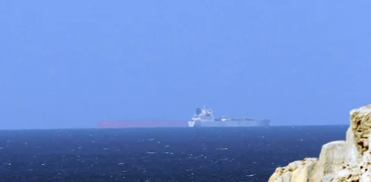 Tensión en el estrecho de Ormuz: Segundo superpetrolero se incendia tras chocar con una mina naval