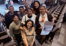“Los que esperan” triunfa en el Festival de Cine Tamatan; Medardo Treviño entrega el premio a madres buscadoras