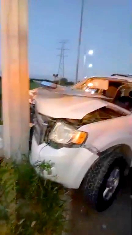 Aparatoso accidente vial deja cuantiosos daños materiales (5)