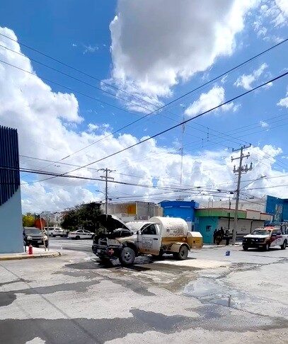 Bomberos acuden a conato de incendio de camión tipo pipa