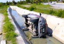 Cae unidad en calan de aguas negras y deja daños materiales