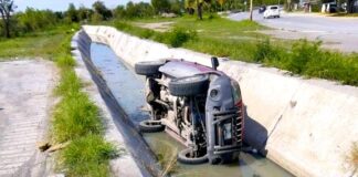 Cae unidad en calan de aguas negras y deja daños materiales