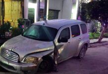 Chocan unidades y dejan daños materiales en colonia popular