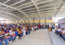 !El Alcalde si cumple! Reconocen alumnos de la Secundaria 15 a Carlos Peña Ortiz por techumbre