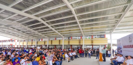 !El Alcalde si cumple! Reconocen alumnos de la Secundaria 15 a Carlos Peña Ortiz por techumbre