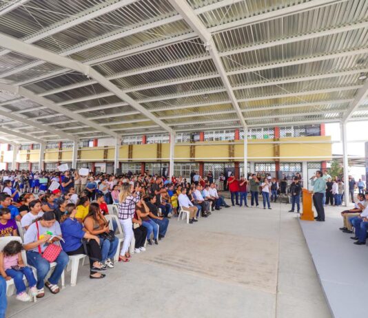 !El Alcalde si cumple! Reconocen alumnos de la Secundaria 15 a Carlos Peña Ortiz por techumbre