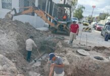 Trabaja COMAPA en reparación de fuga de agua potable en la colonia Hidalgo