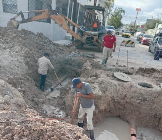Trabaja COMAPA en reparación de fuga de agua potable en la colonia Hidalgo
