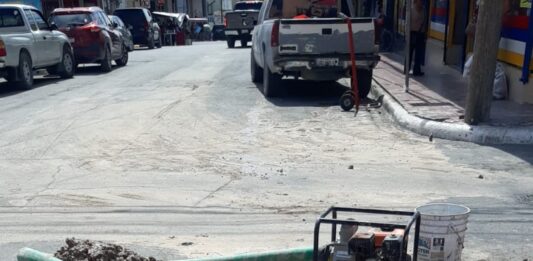 Ejecuta COMAPA trabajos de limpieza en caja de válvulas de la zona Centro