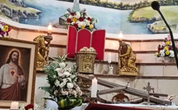 Fallece sacerdote en plena misa en Ecuador: Le cae encima una enorme cruz con un Jesucristo