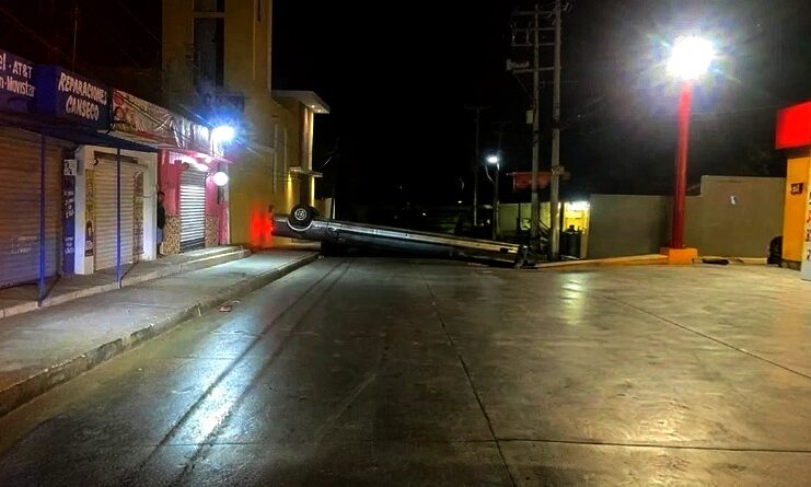 Vuelca unidad y la dejan abandonada en el Pedro José Méndez