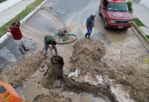 Atiende COMAPA fuga de agua potable en la colonia Aztlán