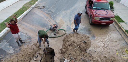 Atiende COMAPA fuga de agua potable en la colonia Aztlán