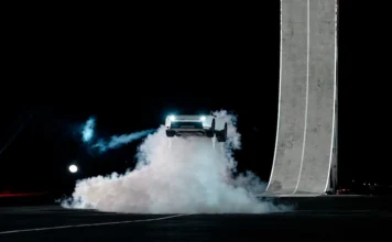 Elon Musk: mejor inventando autos voladores que levantando motosierras