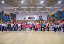 Entregó Carlos Peña Ortiz tarjetas de Mamá Luchona en apoyo a mujeres de Reynosa