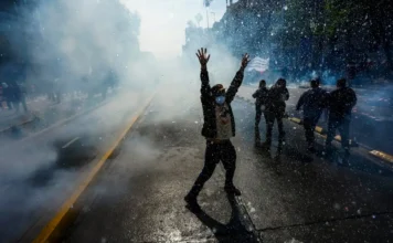 Estudiantes, profesores y trabajadores marchan en Chile contra recortes educativos