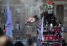 Más de 450 mil estudiantes franceses muestran su furia contra el gobierno en las calles